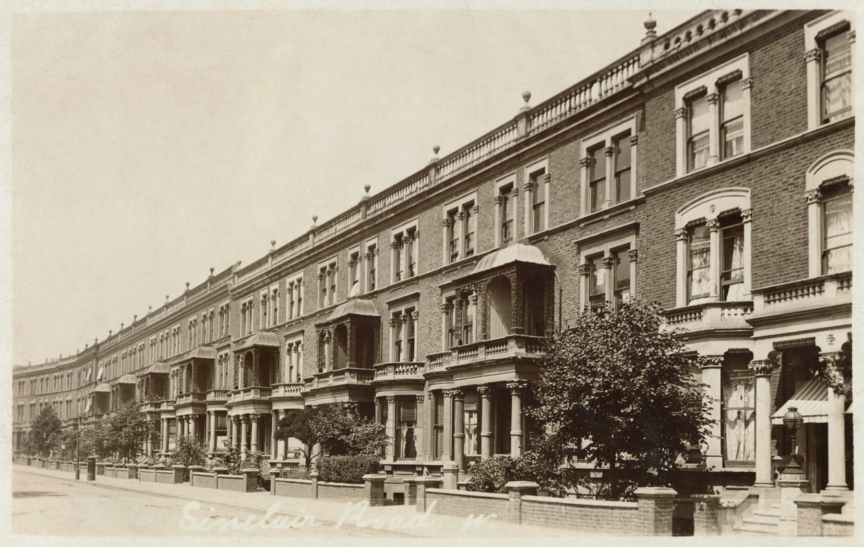 Postal que muestra Sinclair Road en el oeste de Londres de English Photographer
