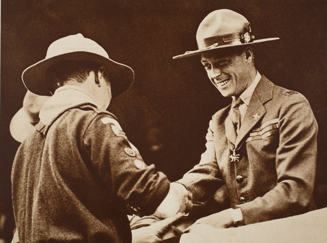 El Príncipe Eduardo con el Jefe Scout de Gales, 1926 de English Photographer