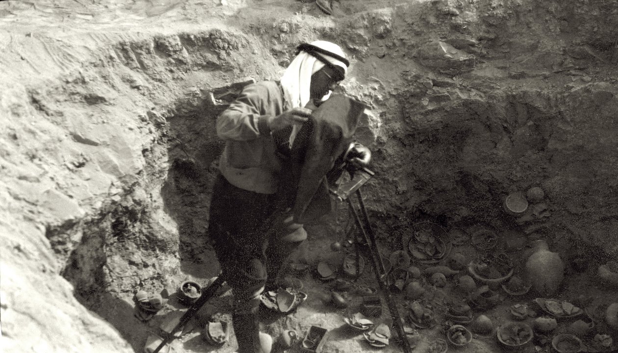 Profesor John Garstang fotografiando cerámica rota in situ en las excavaciones de Jericó, 1930-36 de English Photographer