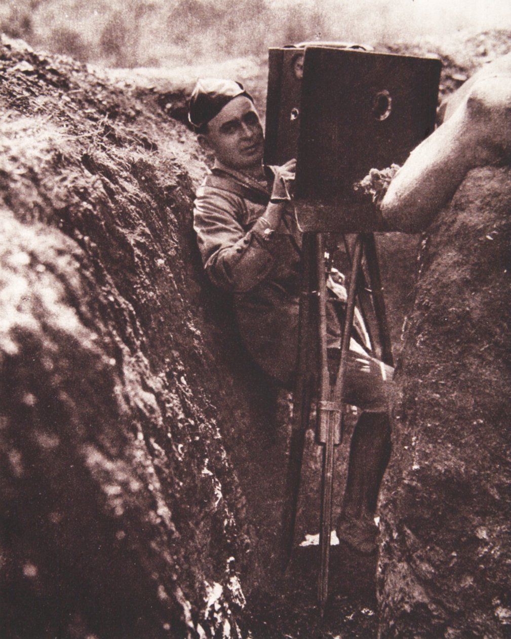 Protegido de las balas por un escudo de acero blindado: el operador en acción, ilustración de The Illustrated War News, 13 de septiembre de 1916 de English Photographer