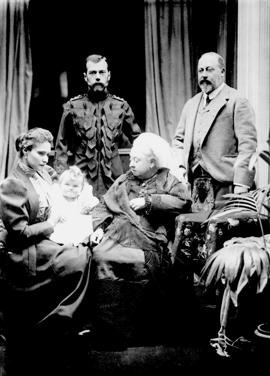 Reina Victoria, Zar Nicolás II, Zarina Alexandra Fyodorovna, su hija Olga Nikolaevna y Alberto, Príncipe de Gales fotografiados en Balmoral, 1896 de English Photographer