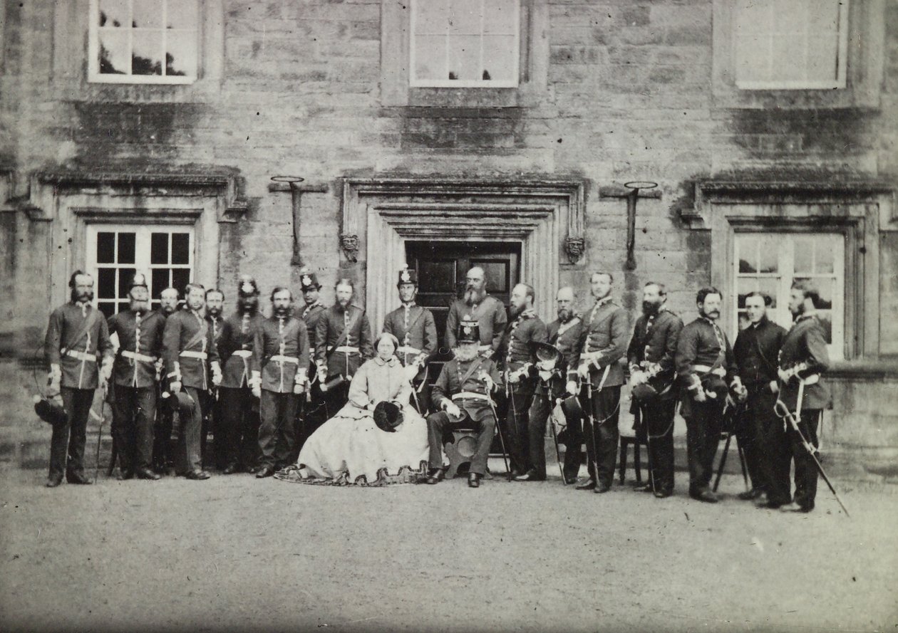 Reina Victoria y oficiales del ejército, de la colección del Coronel Philip S Newton, 1860 de English Photographer