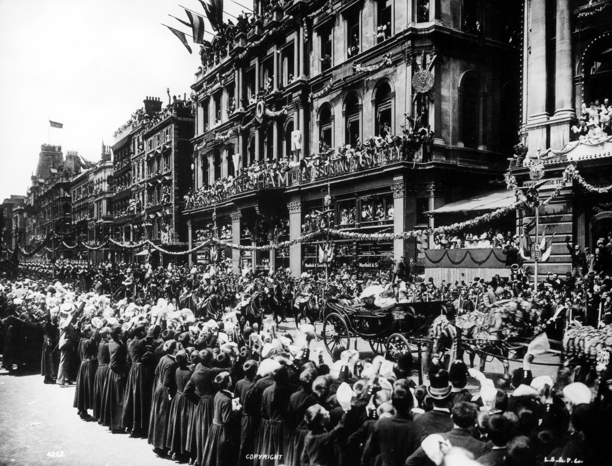 Carruaje de la Reina Victoria pasando por Cheapside durante su Procesión del Jubileo de Diamante, 1897 de English Photographer