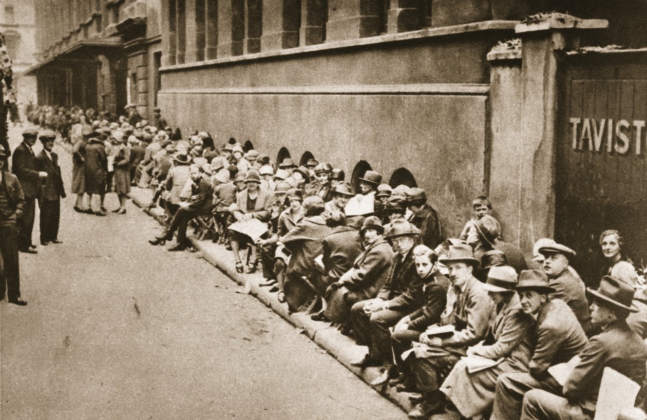 Fila en Floral Street para boletos para una función en el Royal Opera House, Covent Garden, de Wonderful London, publicado 1926-27 de English Photographer
