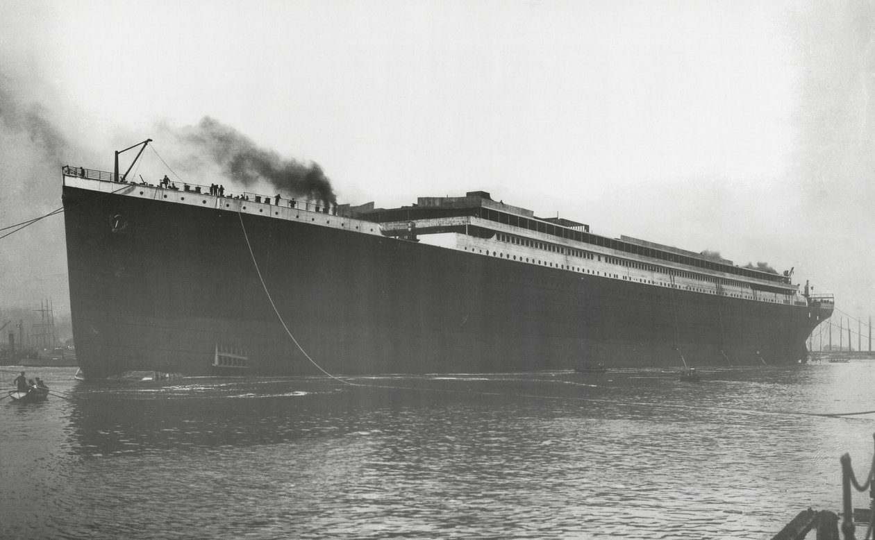RMS Titanic lanzado: Titanic flotando por primera vez, pero sin motores, calderas, maquinaria y accesorios, 31 de mayo de 1911 de English Photographer