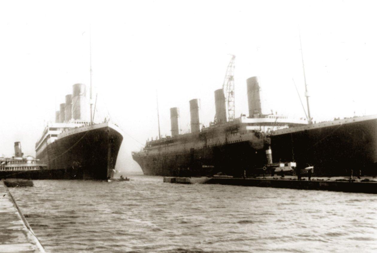 RMS Titanic siendo movido fuera del dique seco para permitir que su barco hermano, RMS Olympic, tenga una hélice reemplazada, 6 de marzo de 1912 de English Photographer