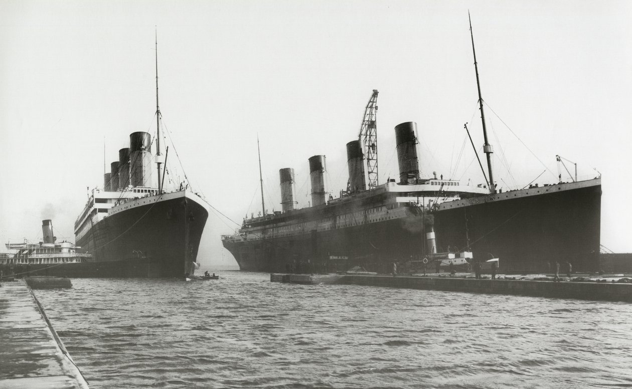 RMS Titanic siendo movido fuera del dique seco para permitir que su barco hermano, RMS Olympic, tenga una hélice reemplazada, 6 de marzo de 1912 de English Photographer