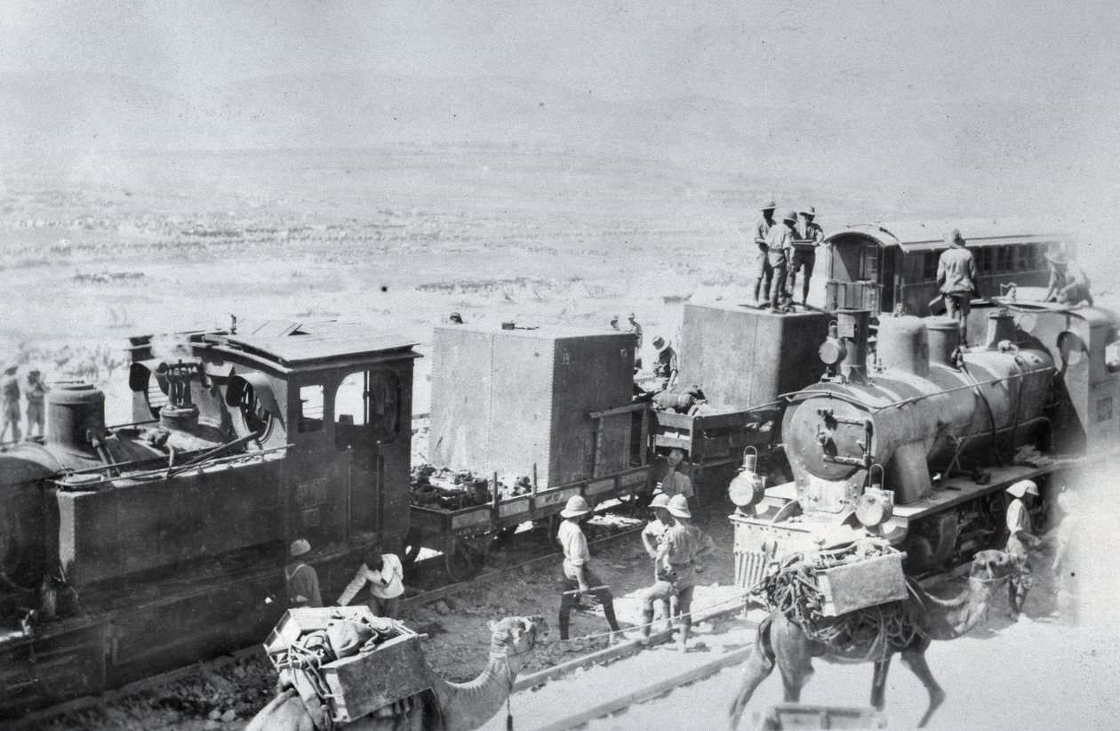 Locomotoras de ferrocarril con camellos de suministro en Mesopotamia durante la Primera Guerra Mundial, de un álbum compilado por el Teniente Kindom de English Photographer