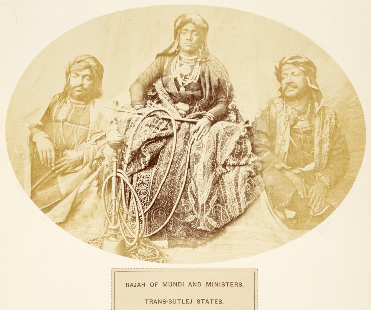 Rajá de Mundi y Ministros, Estados Trans-Sutlej, de The People of India, por J. Forbes Watson, publicado en 1868 de English Photographer