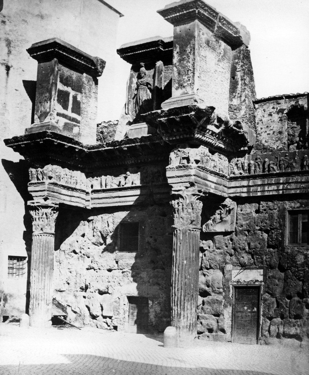 Restos del peristilo del Templo de Minerva en el Foro de Nerva, Roma c.1890 de English Photographer