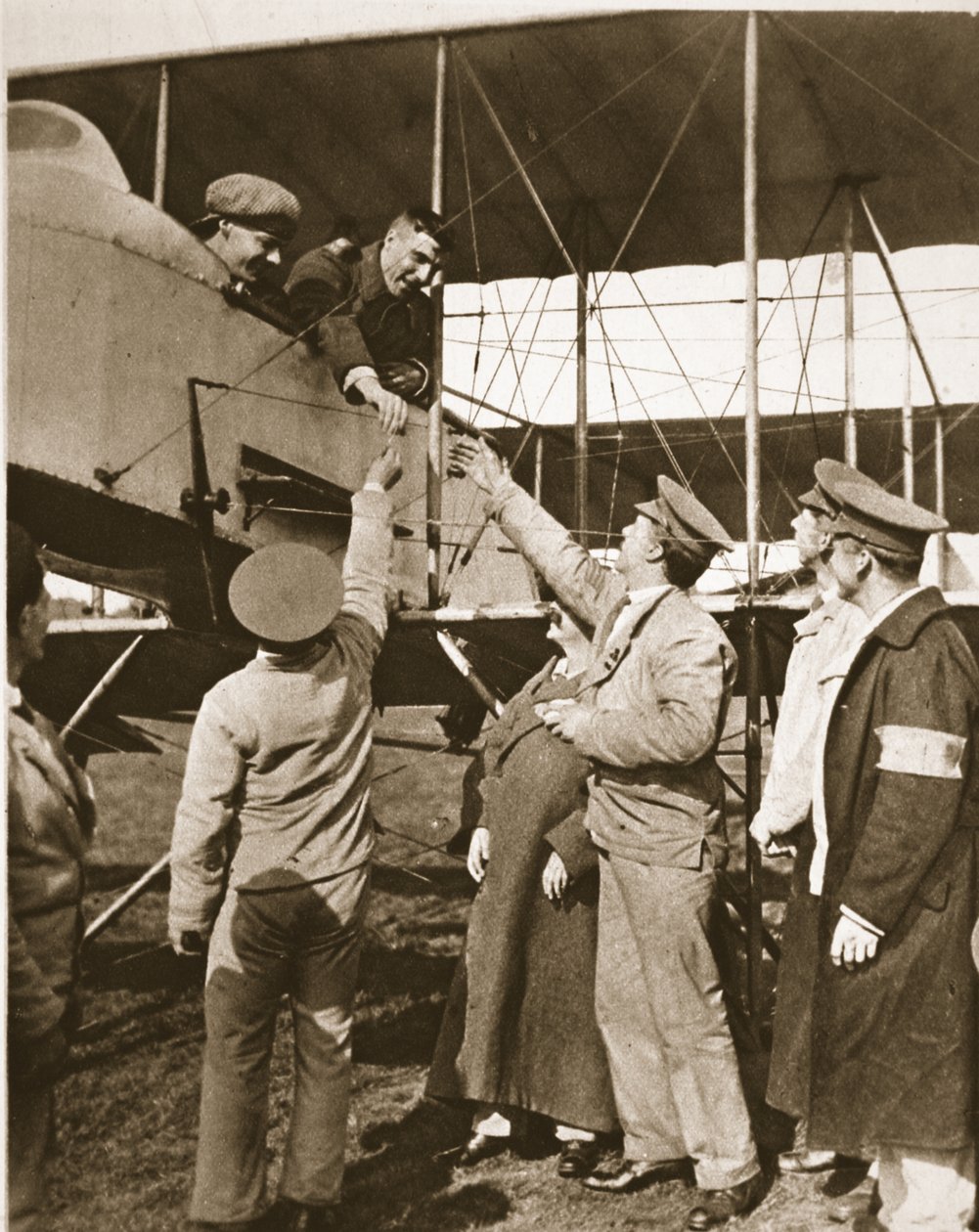 ¡Riesgos del aire como diversión después de las trincheras! Soldados heridos tomando viajes aéreos, de The Illustrated War News, 5 de julio de 1916 de English Photographer