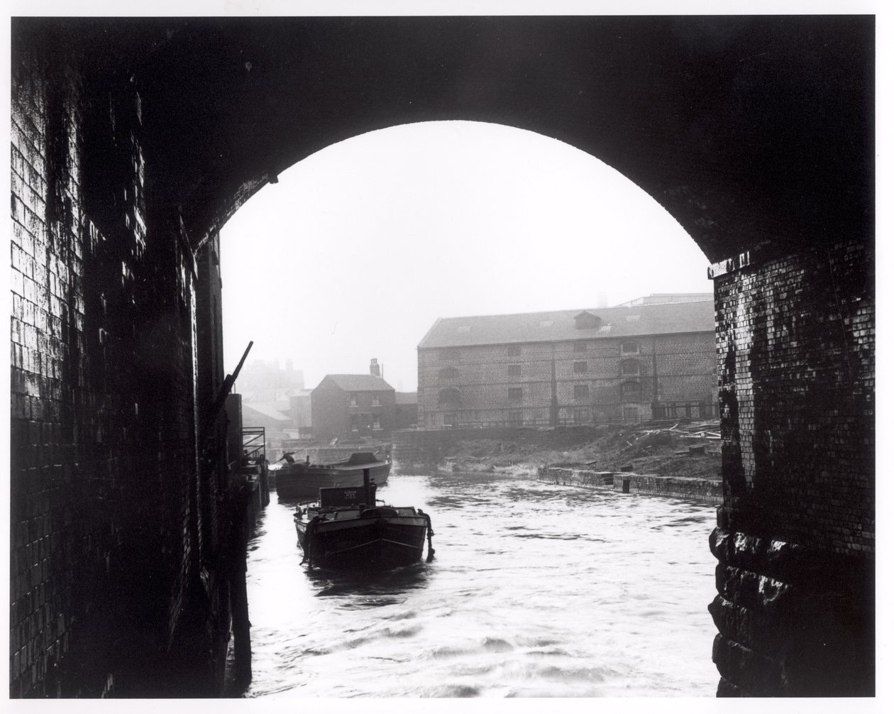 Río Aire visto desde los Dark Arches, Leeds, 1951 de English Photographer