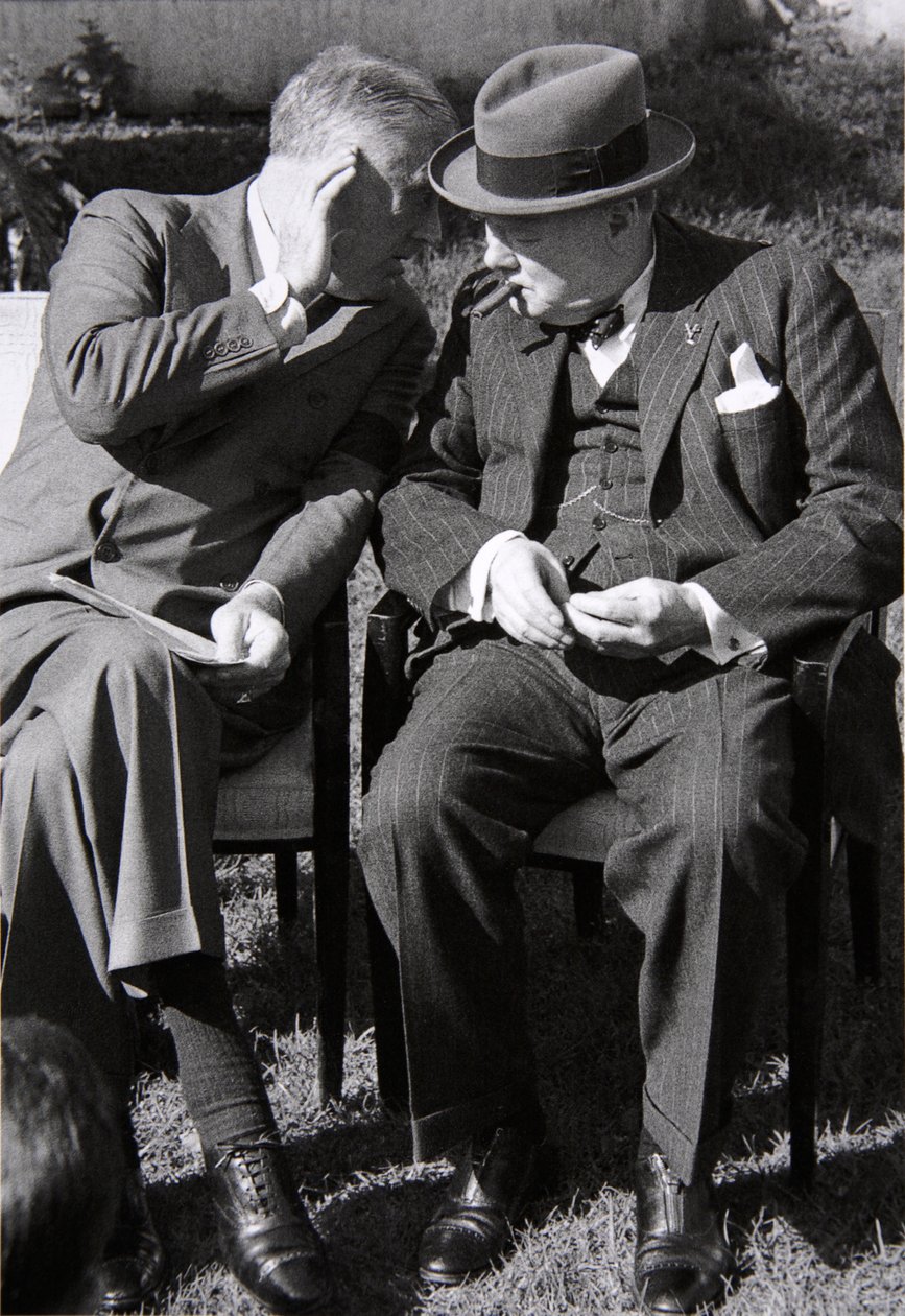 Roosevelt y Churchill en profunda conversación en la Conferencia de Casablanca, Marruecos, enero de 1943 de English Photographer