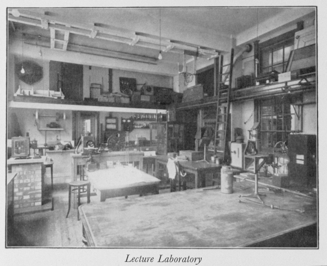 Laboratorio de conferencias del primer piso de la Royal Institution, años 1930 de English Photographer