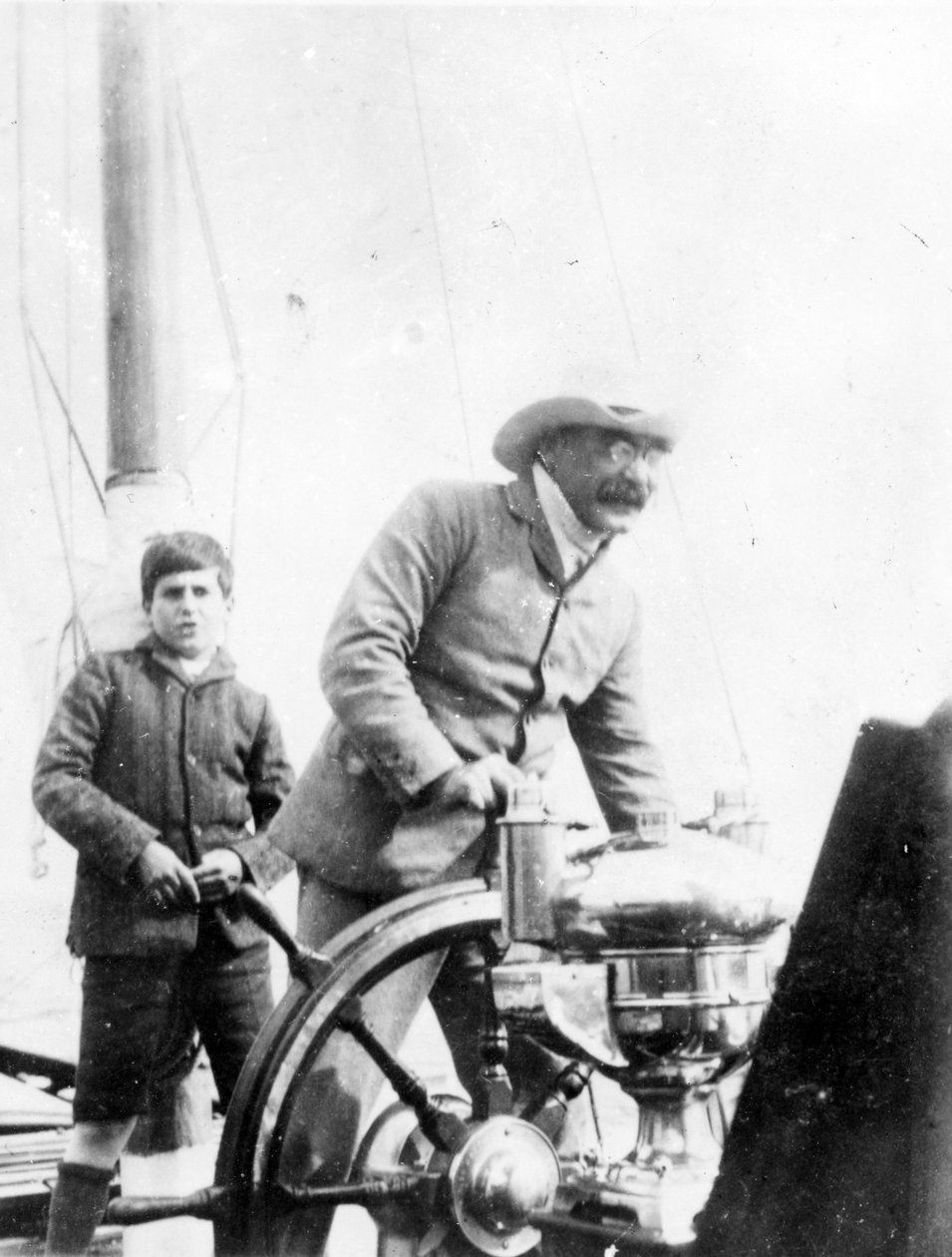 Rudyard Kipling y su hijo John en el yate 