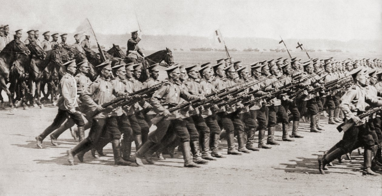 Regimiento de infantería ruso marchando en equipo de combate durante la Primera Guerra Mundial, de 