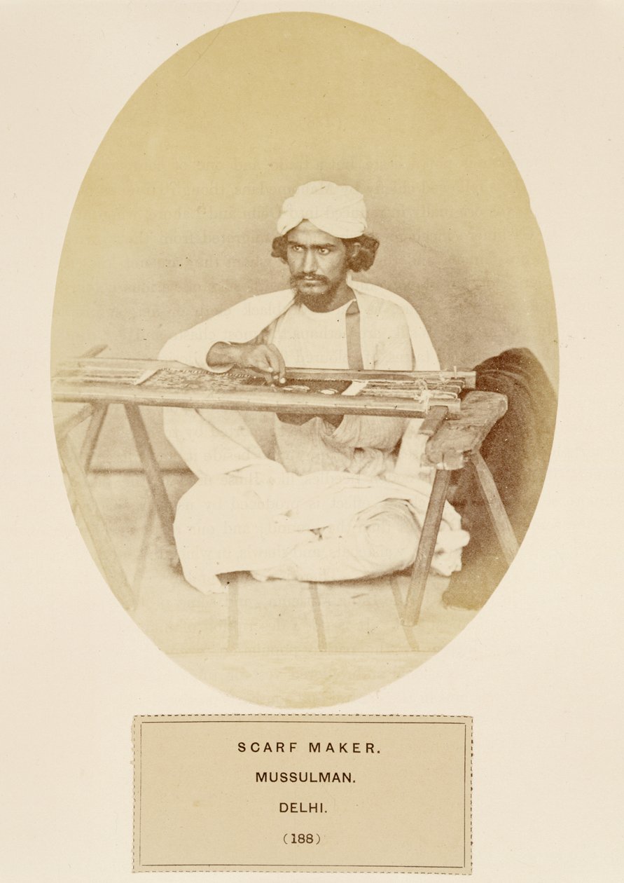 Fabricante de Bufandas, Musulmán, Delhi, de The People of India, por J. Forbes Watson, publicado en 1868 de English Photographer