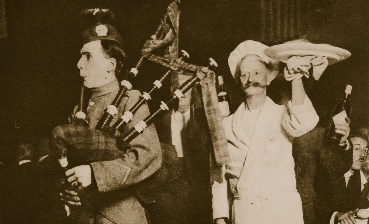 Gaitero escocés presenta el haggis en un banquete caledonio, Londres de English Photographer
