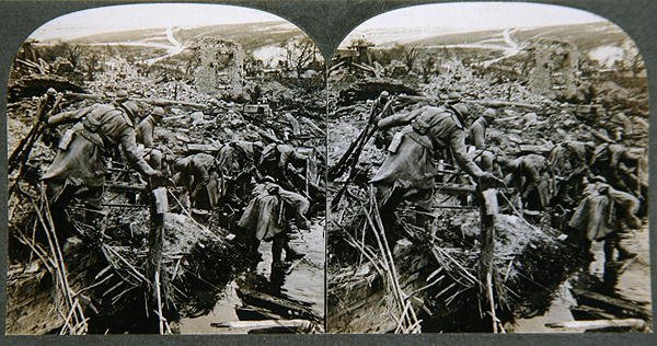 Buscando en las ruinas, en algún lugar de Francia, c.1914-18 de English Photographer