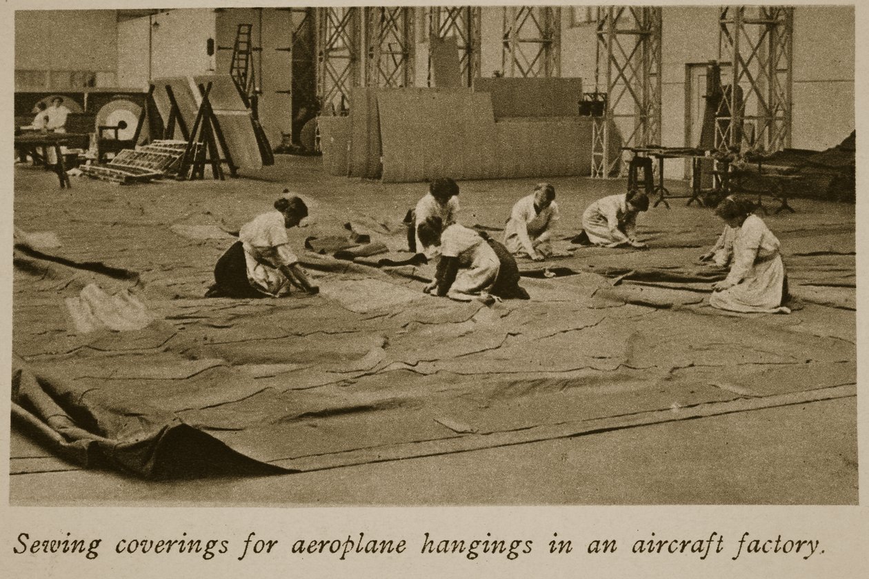 Cosiendo cubiertas para hangares de aeroplanos en una fábrica de aviones, 1914-19 de English Photographer