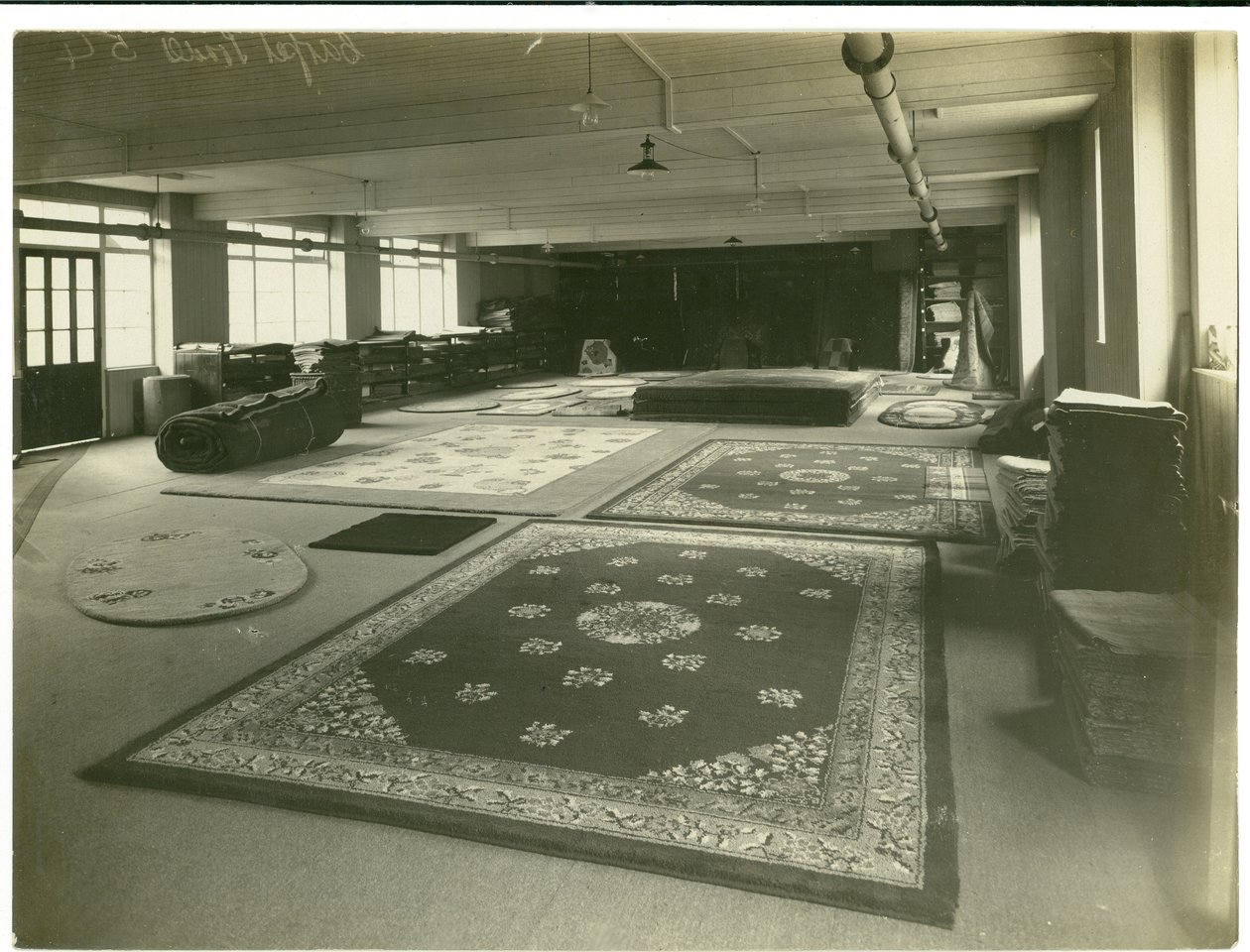 Sala de exposición de tejidos anglo-turcos, Carpet Trades, 1923 de English Photographer