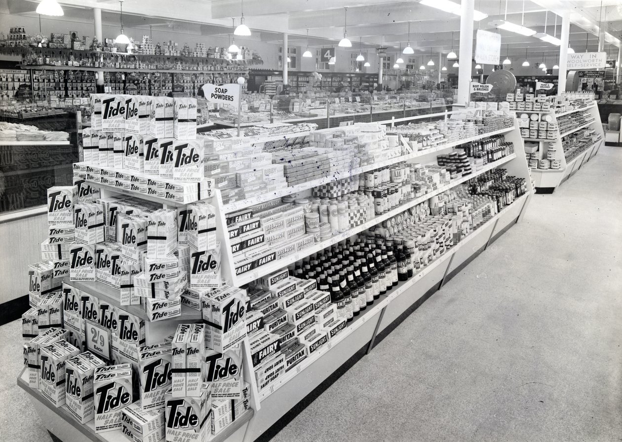 Pasillo de detergente en polvo, tienda Woolworths, 1956 de English Photographer