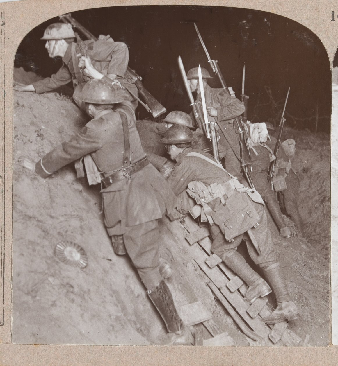 Soldados en una trinchera durante la Ofensiva de Amiens, 1918 de English Photographer