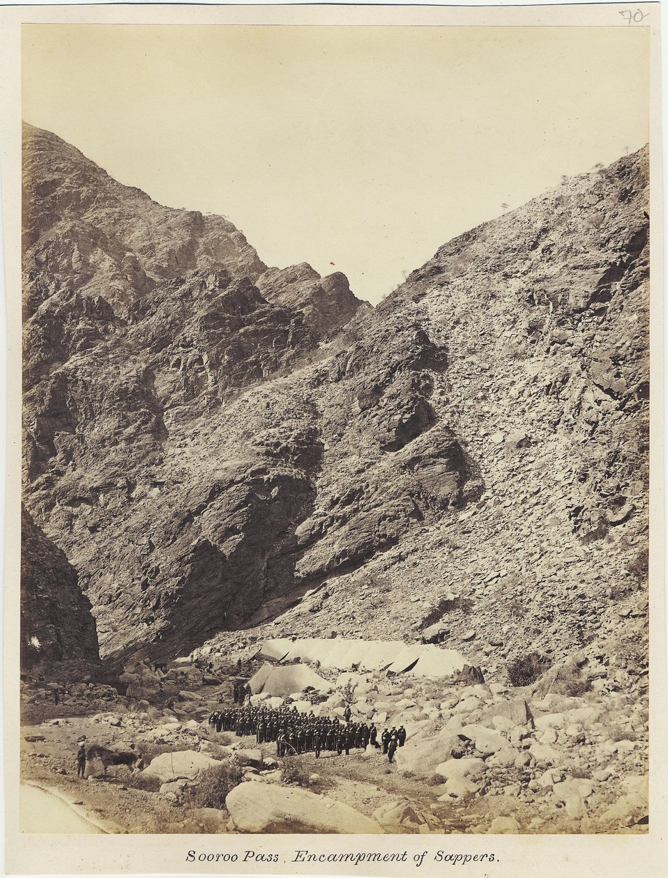 Paso de Soroo, campamento de zapadores, por la Unidad Fotográfica de Ingenieros Reales bajo el Sargento John Harold, 1868 (impresión de albúmina) de English Photographer