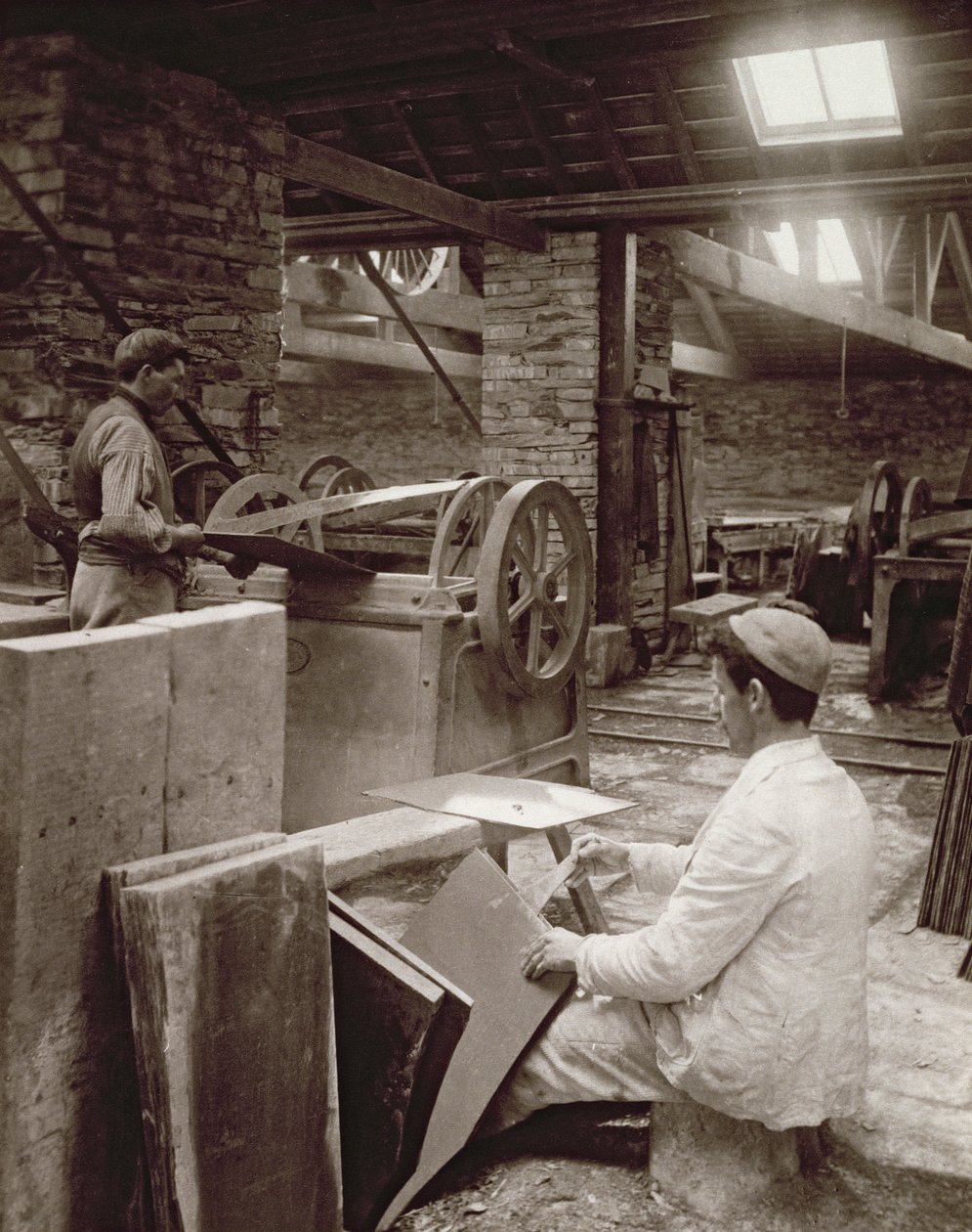 Dividiendo pizarra para tejas en la cantera de pizarra Llechwedd, 1896 de English Photographer
