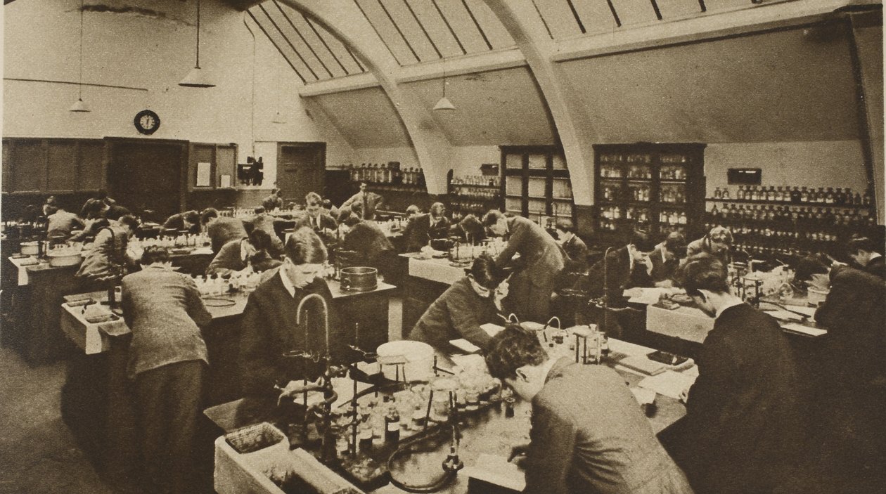 Estudiantes trabajando en un laboratorio politécnico de English Photographer
