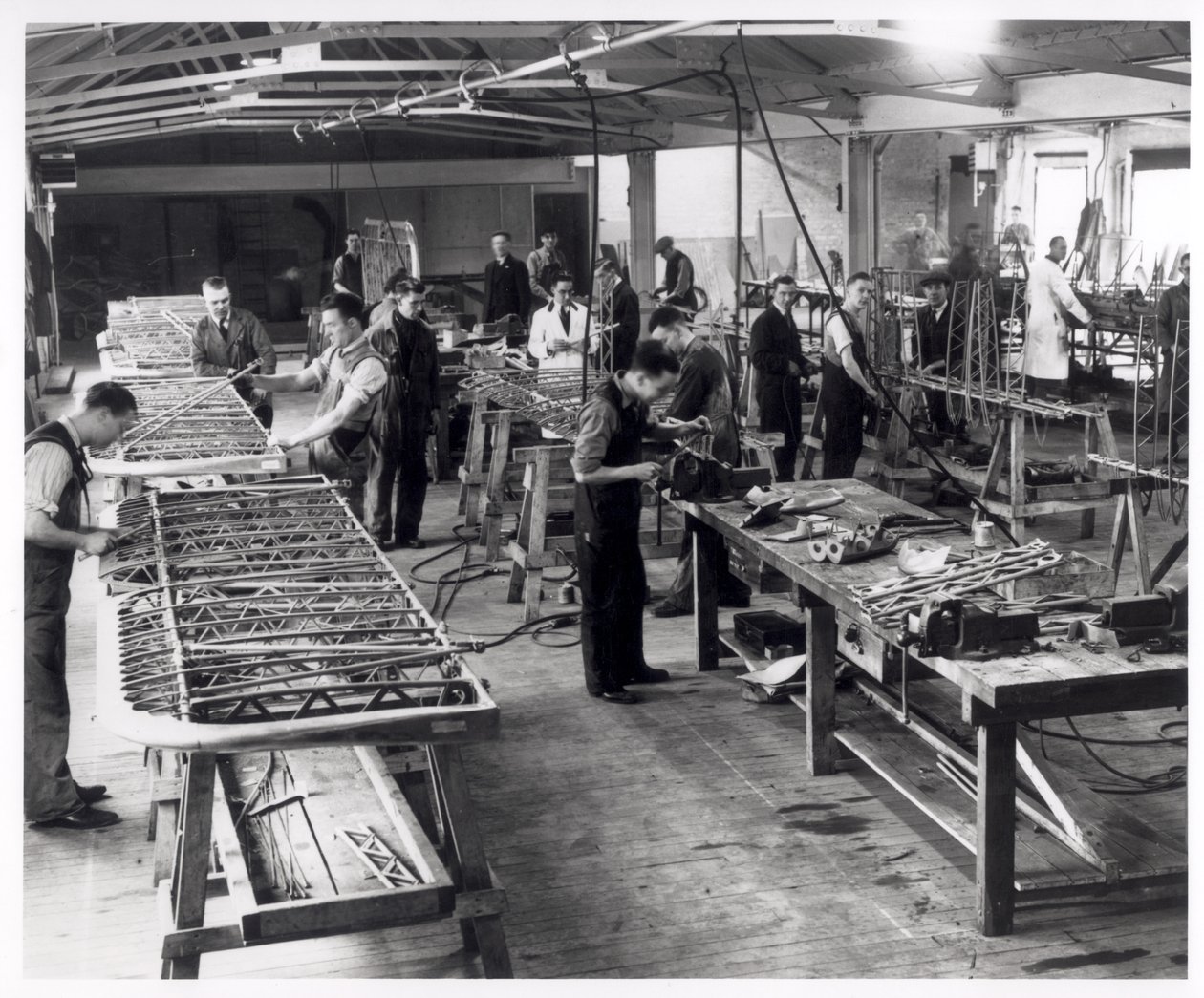 Subcontratistas trabajando en la fábrica de aviones Blackburn en Hudswell Clarkes, c.1939-45 de English Photographer