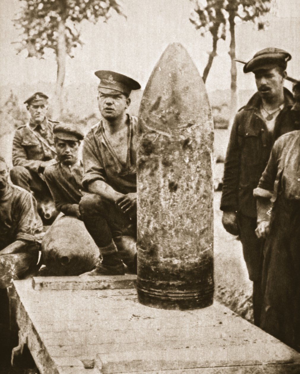 Proyectiles de superacorazado para la gran Ofensiva Británica: un proyectil de 15 pulgadas, de The Illustrated War News, 2 de agosto de 1916 de English Photographer