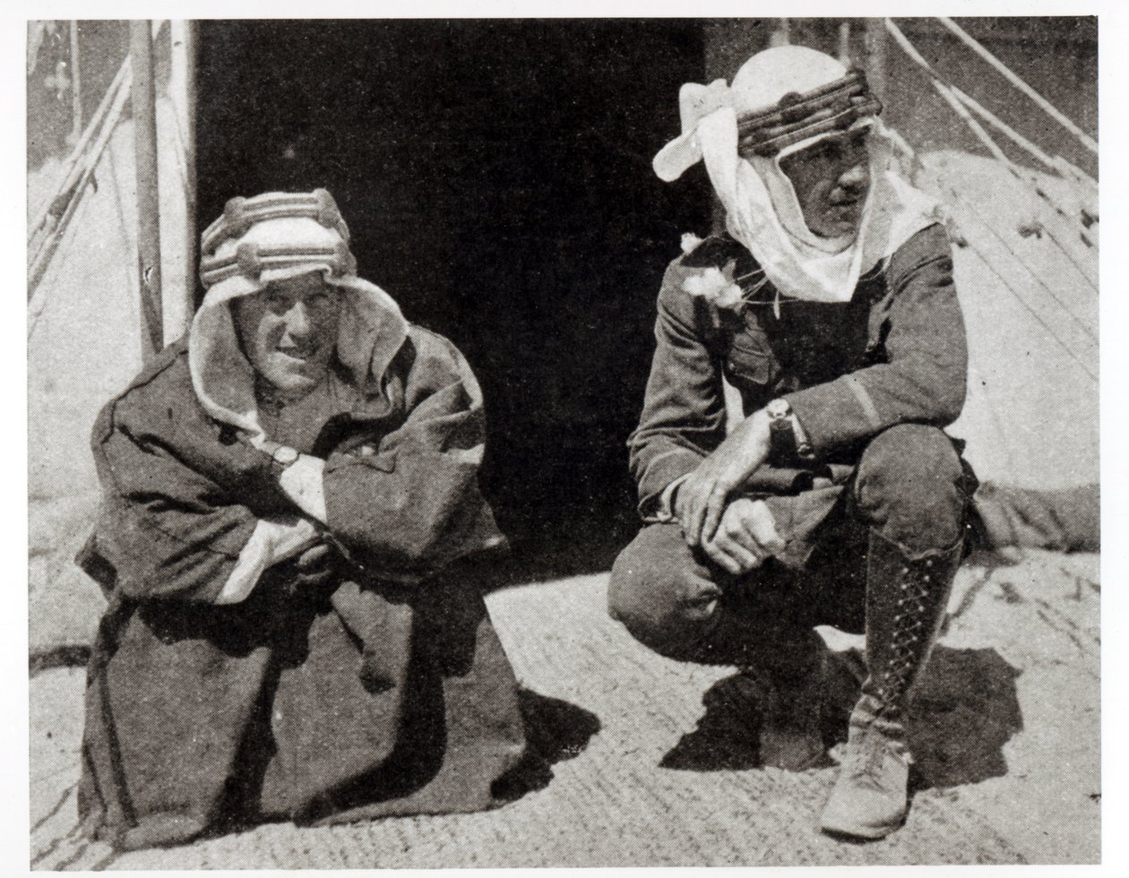 T. E. Lawrence y el Sr. L. Thomas fuera de su tienda, 1919 de English Photographer