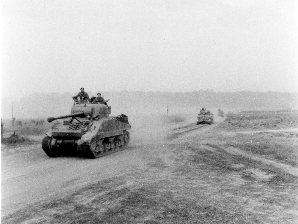 Tanques en movimiento hacia VIRE sobre las rutas de tanques, c.1945 de English Photographer