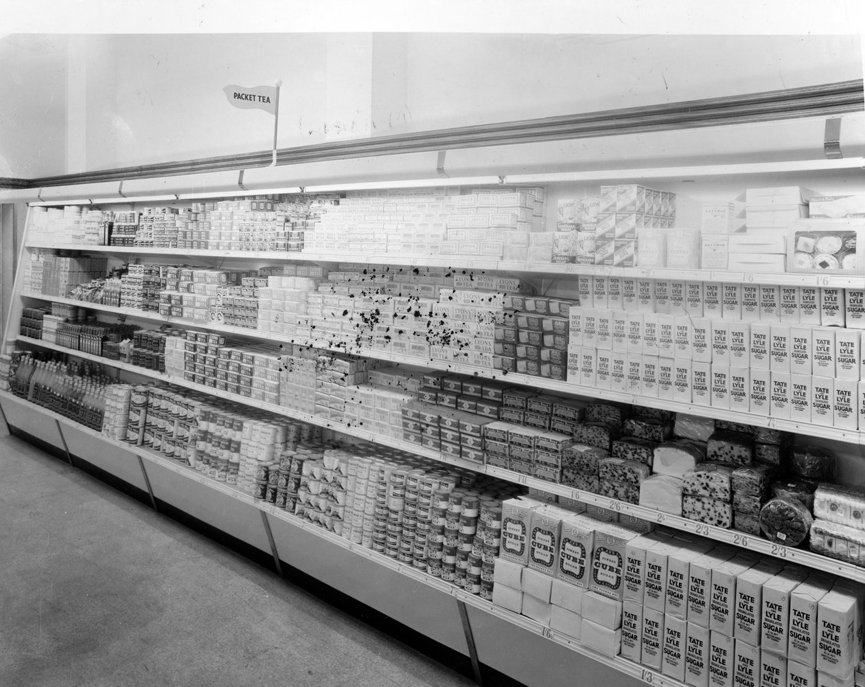 Pasillo de té y azúcar, tienda Woolworths, 1956 de English Photographer