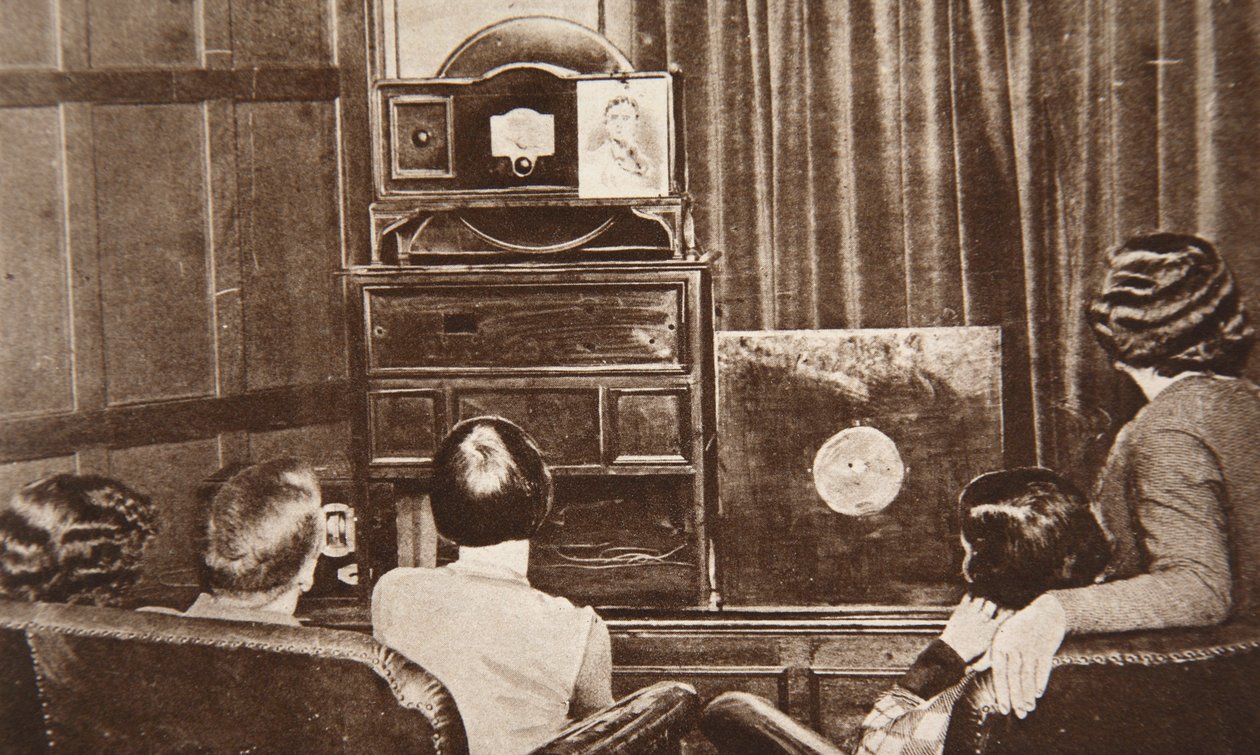 Televisión, desarrollada por John L. Baird, fue transmitida con éxito (tanto imagen como sonido) en 1930 de English Photographer