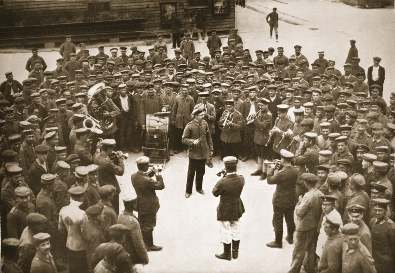 La Banda Toca en la Plaza del Cuartel, Dorchester, ilustración de Prisioneros Alemanes en Gran Bretaña de English Photographer