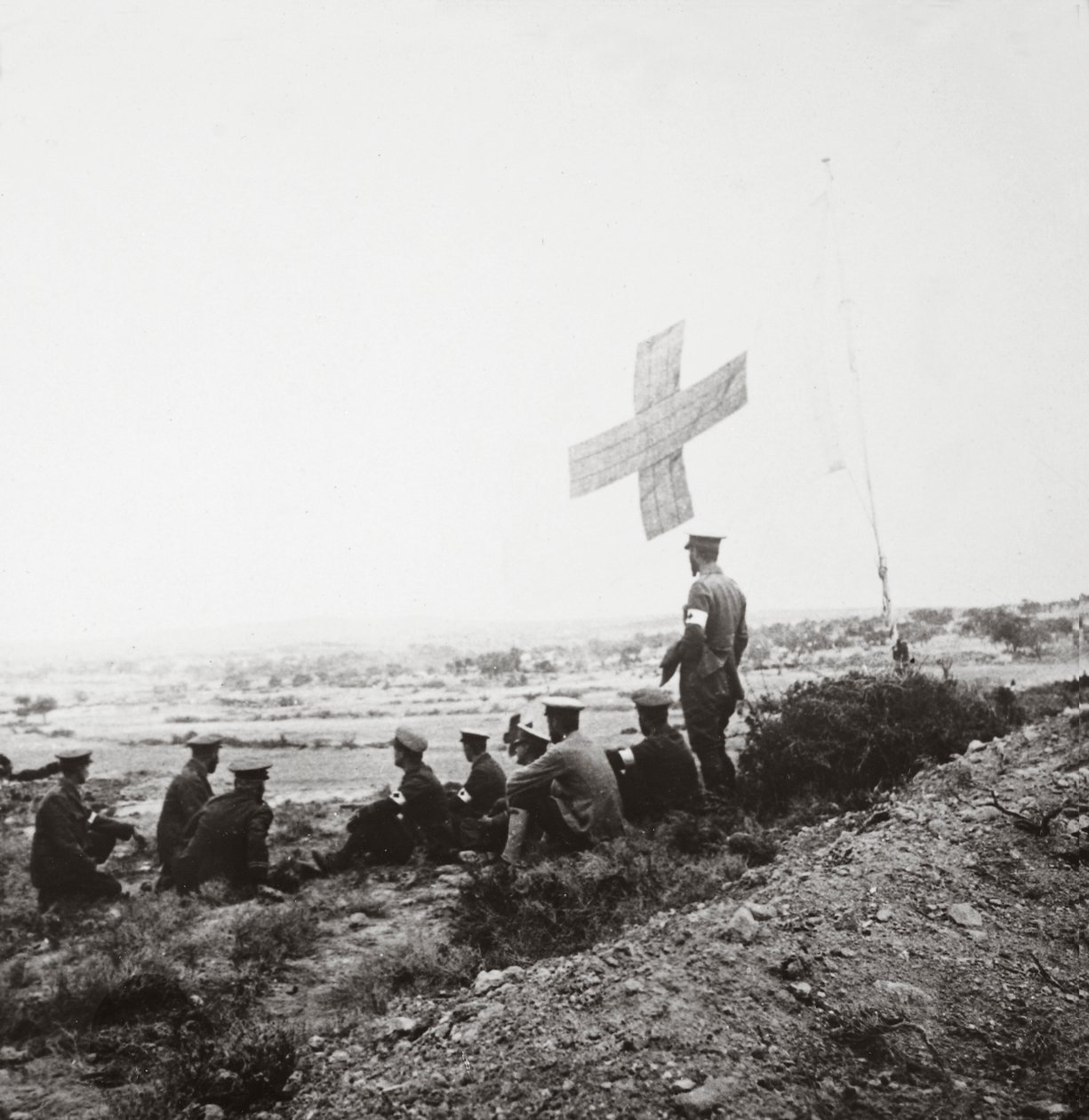 La Cruz Roja Británica en el campo lista para su misión de misericordia de English Photographer