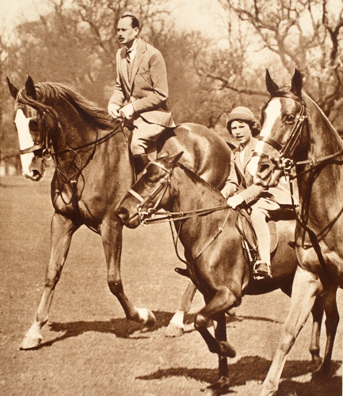 El Duque de Gloucester montando con la Princesa Isabel en Windsor Great Park de English Photographer