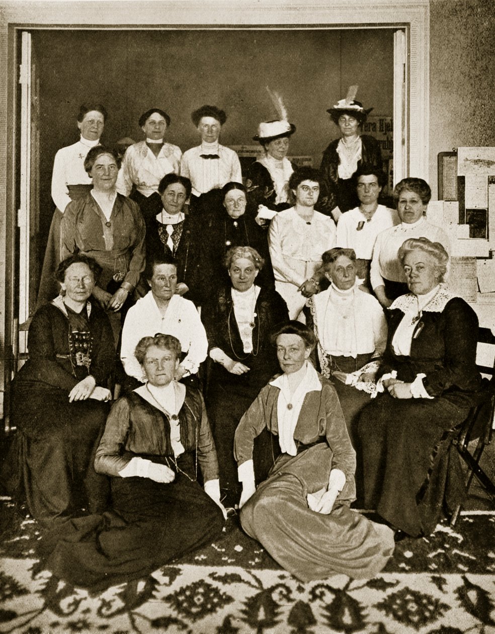 La reunión internacional de trabajadoras del sufragio femenino (foto sepia) de English Photographer