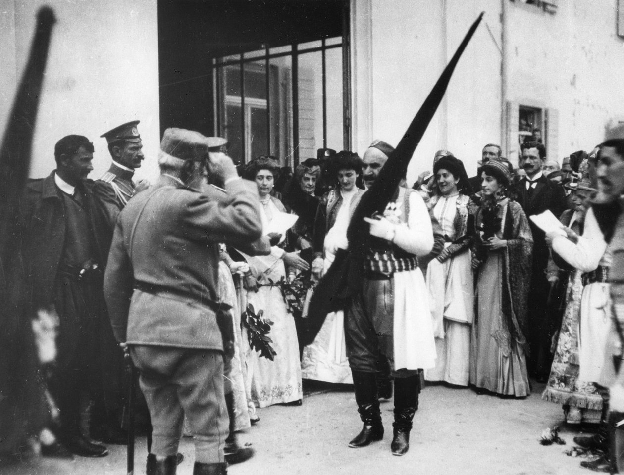 El Rey de Montenegro con una bandera turca, Cettinge, Montenegro, 1913 de English Photographer