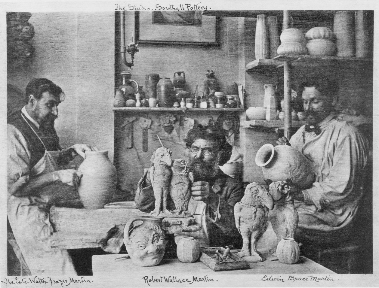 Los hermanos Martin en el estudio de Southall Pottery de English Photographer