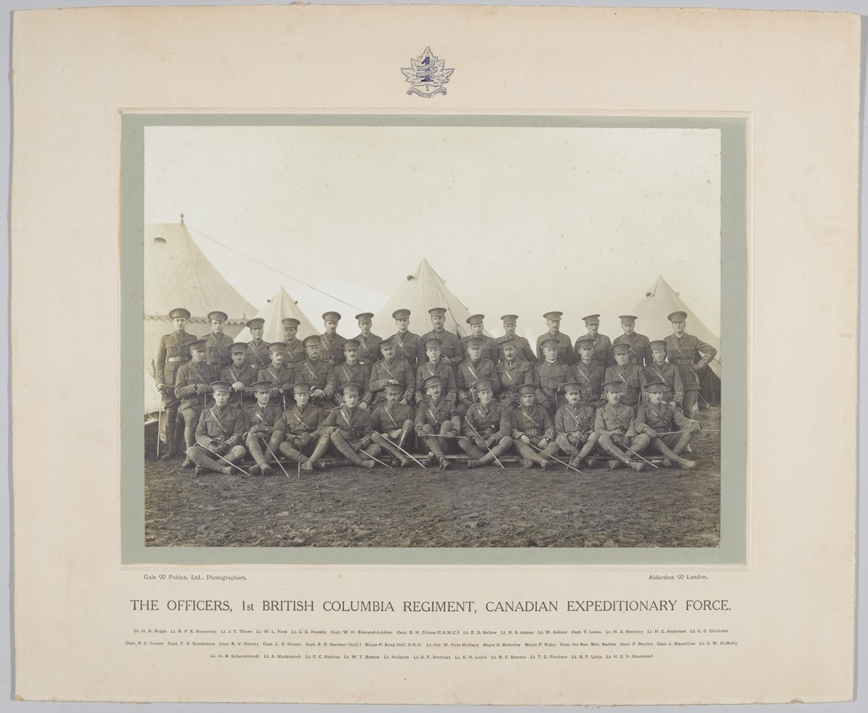 Los Oficiales, 1er Regimiento de Columbia Británica, Fuerza Expedicionaria Canadiense, 1918 de English Photographer
