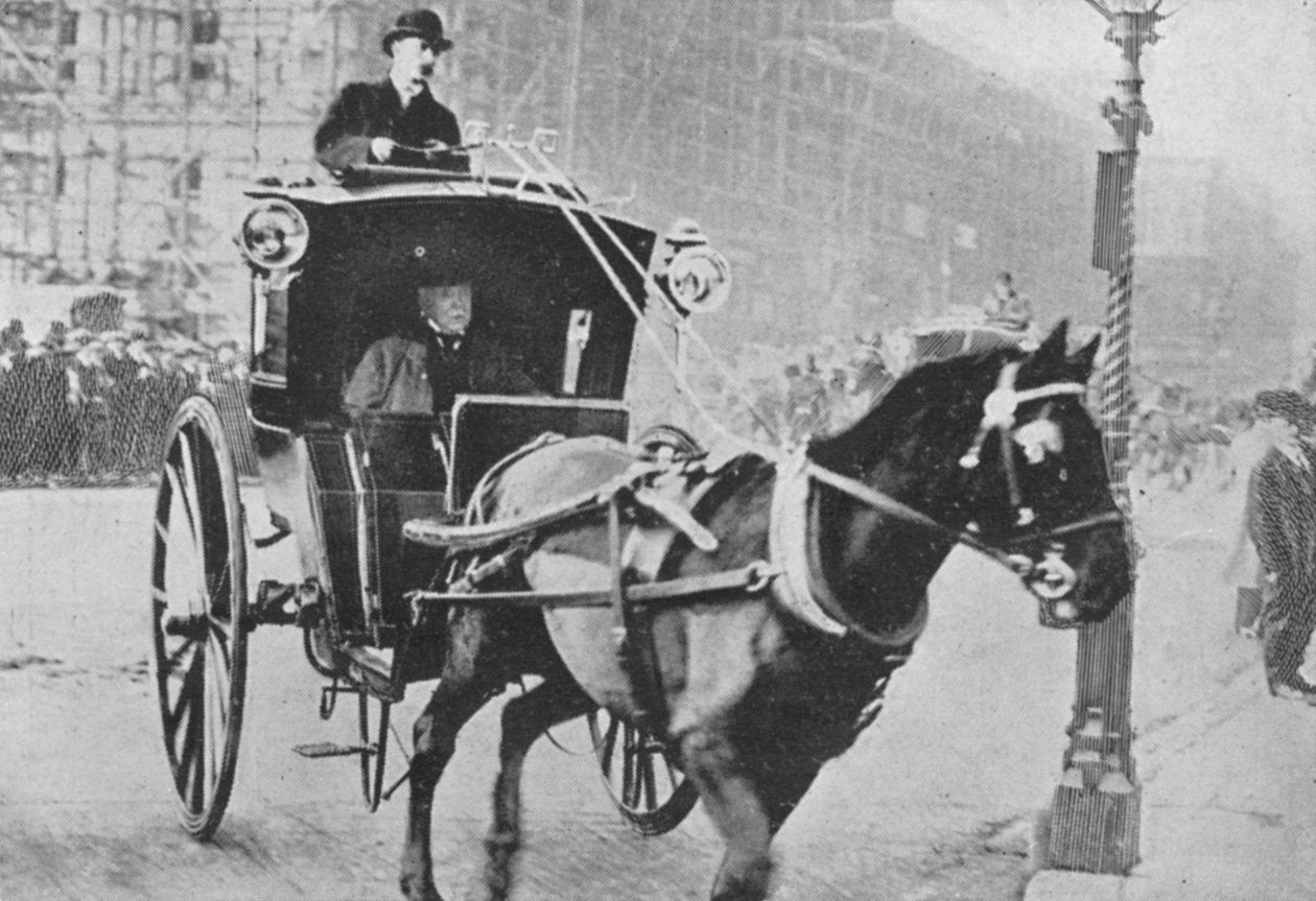 El Primer Ministro toma un taxi, de un artículo titulado La Reunión del Parlamento publicado en The Graphic, 27 de octubre de 1906 de English Photographer