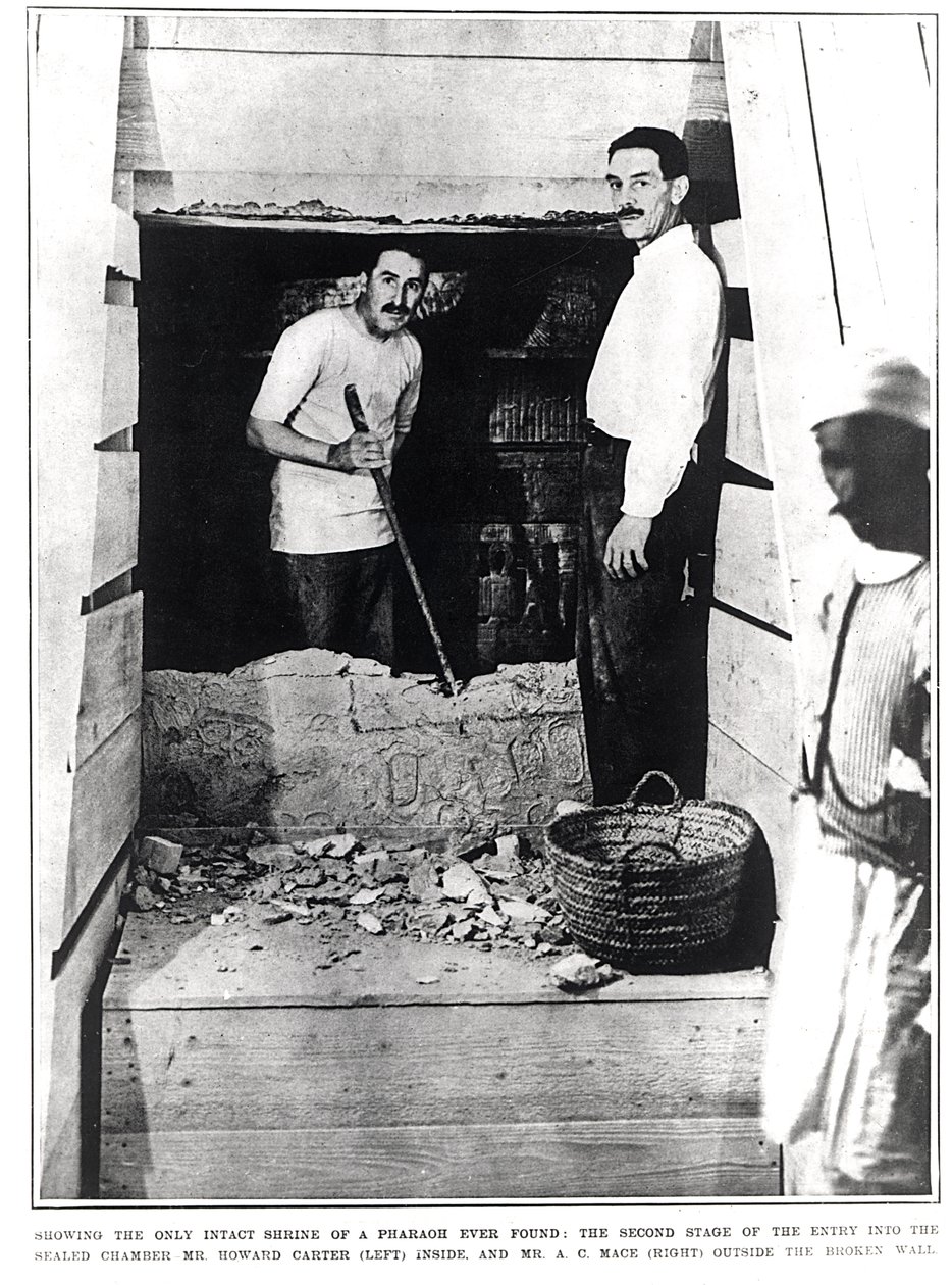 La segunda etapa de la entrada en la cámara sellada mostrando el único santuario intacto de un faraón jamás encontrado, de The Illustrated London News, 10 de marzo de 1923 de English Photographer