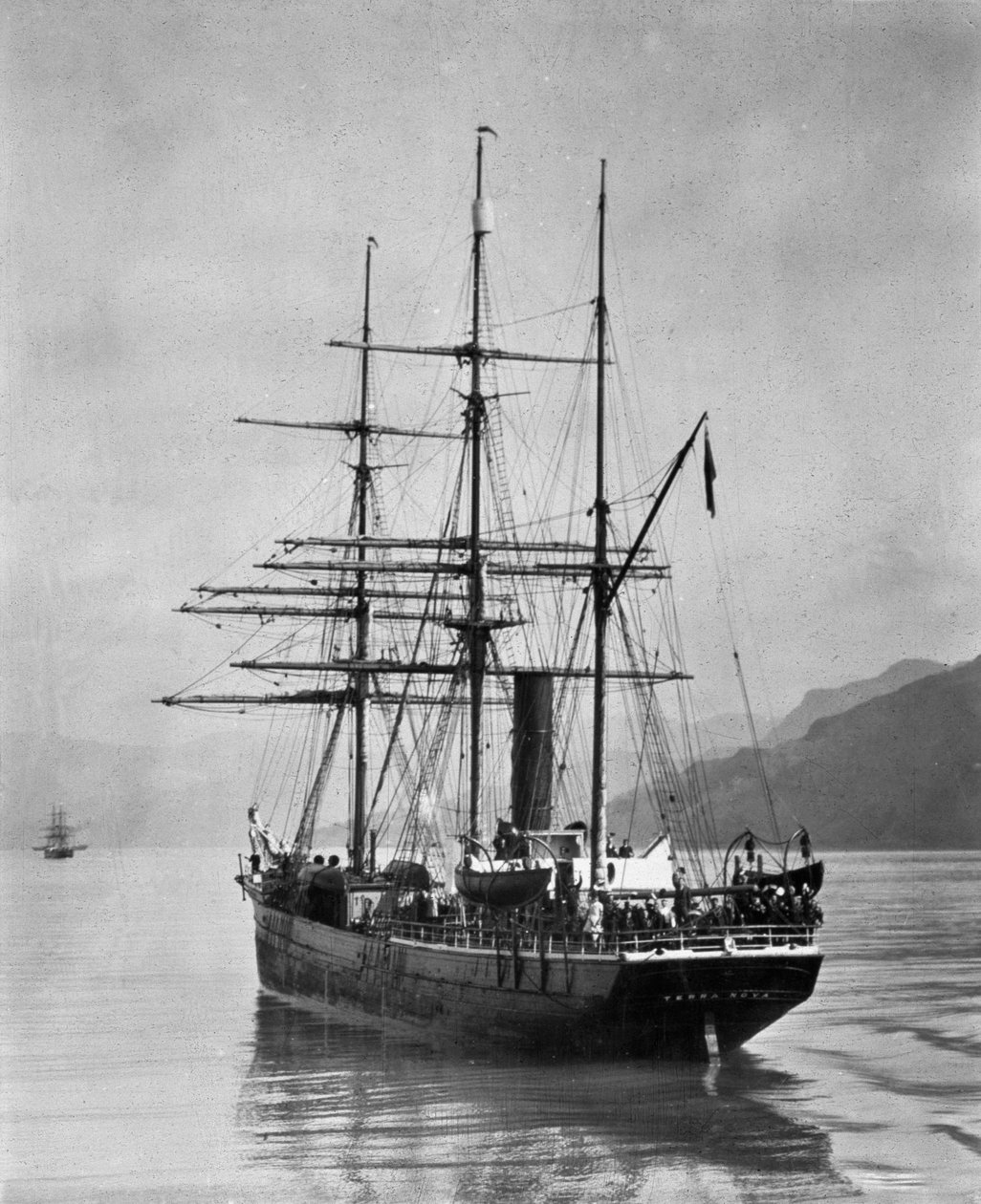 El Terra Nova navegado por Scott, en aguas antárticas, 1910 de English Photographer