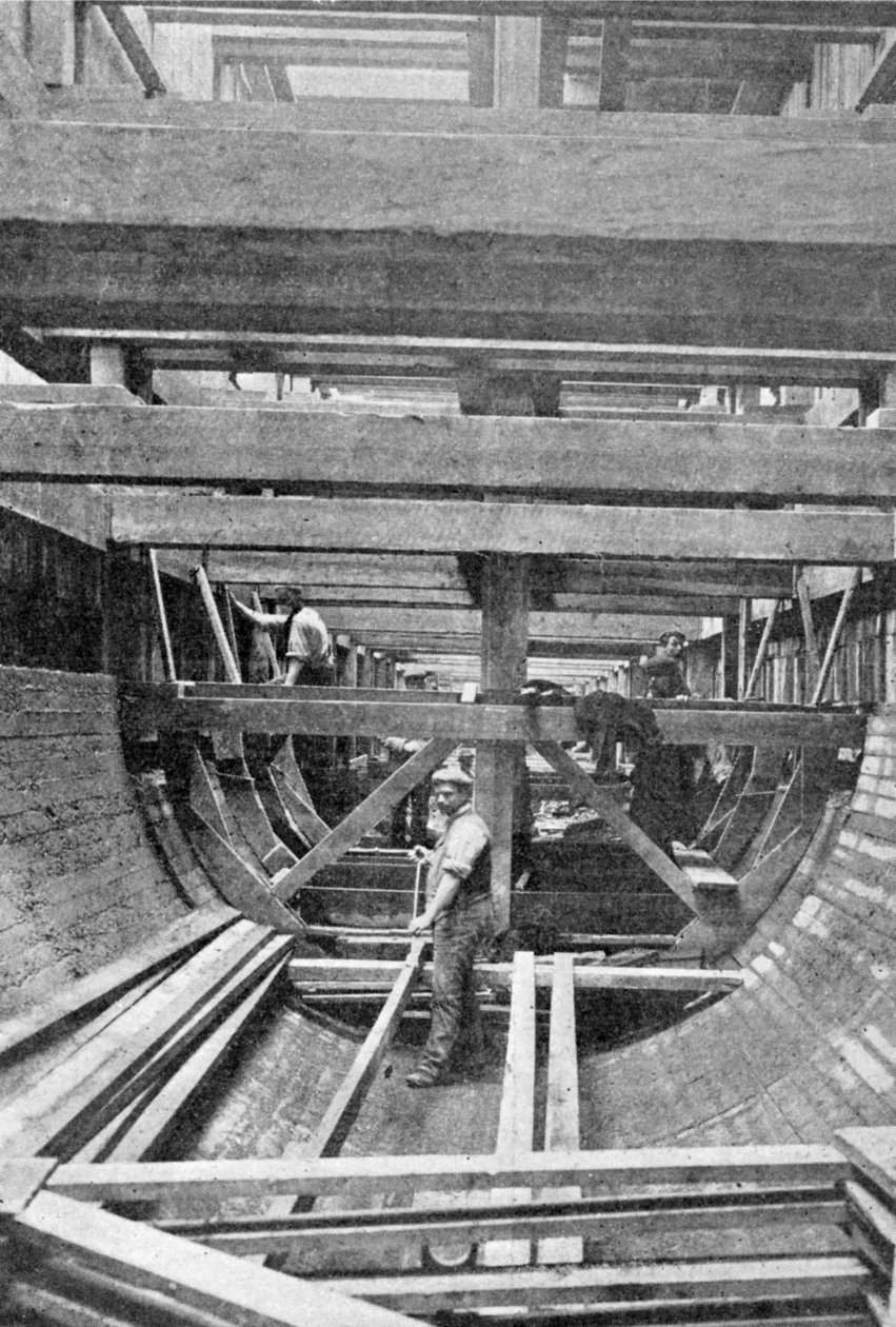 Las maderas y el fondo de concreto del alcantarillado de Bow y Victoria Park, ilustración de The King, 1 de junio de 1901 de English Photographer