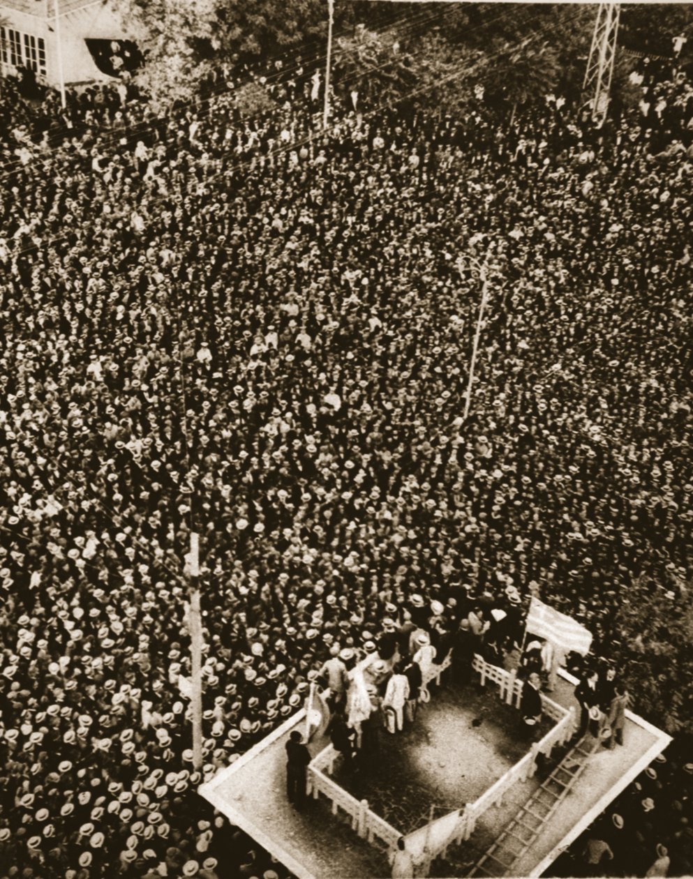 El llamamiento de Macedonia contra la invasión búlgara: una reunión masiva en Salónica, ilustración de The Illustrated War News, 13 de septiembre de 1916 de English Photographer