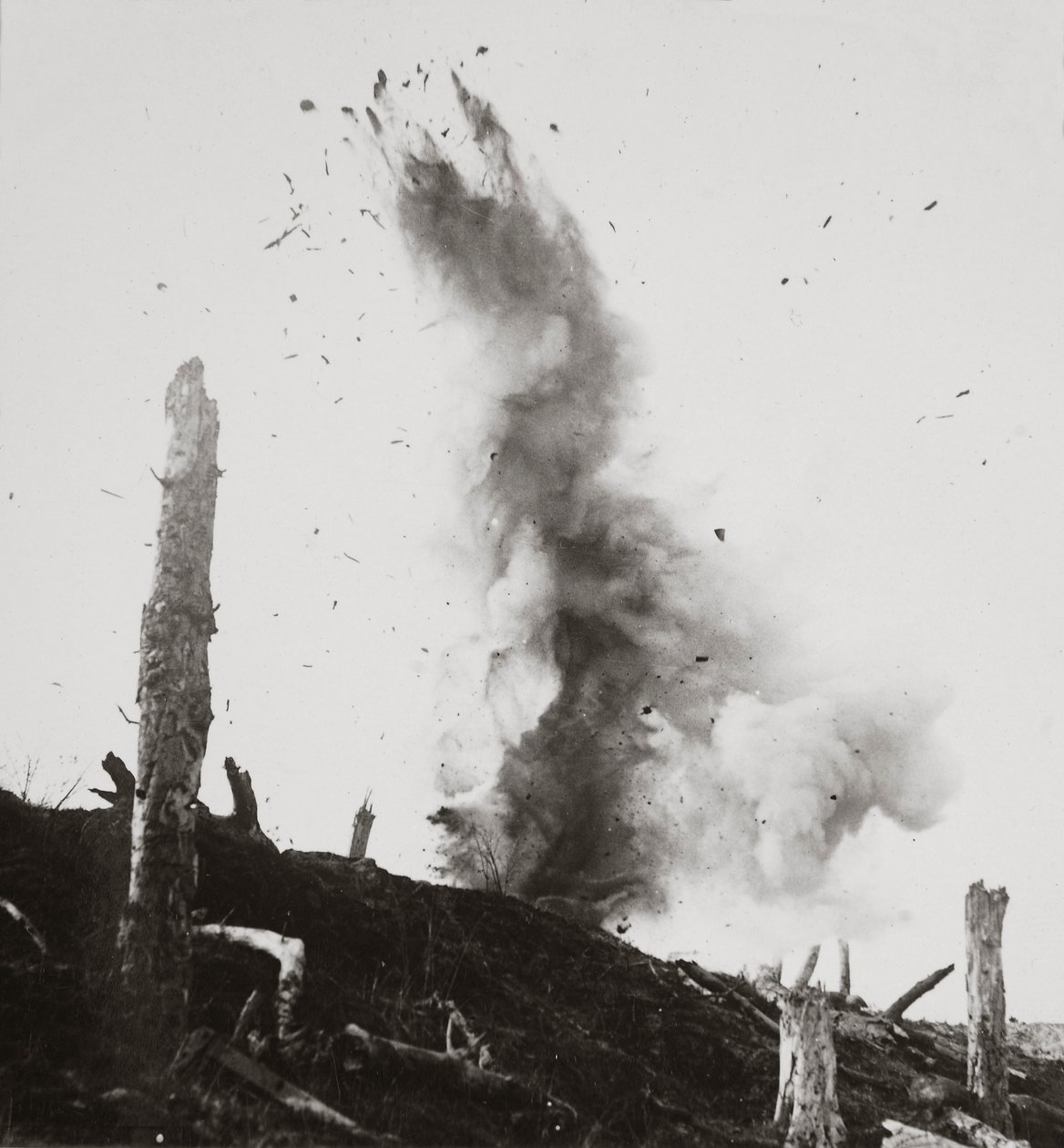 La explosión de nuestras granadas de alto explosivo que nada podía resistir destroza las defensas alemanas de English Photographer