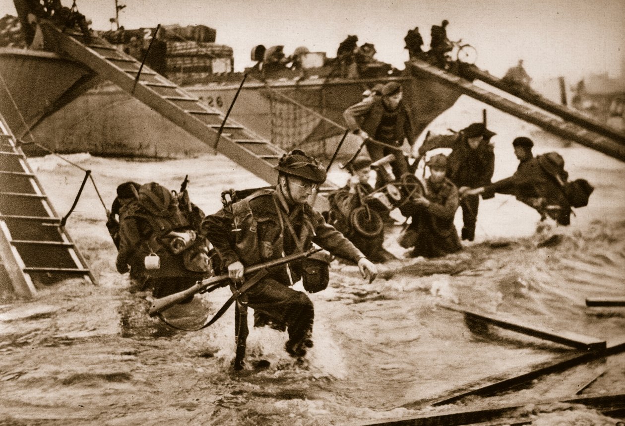 Las primeras tropas británicas desembarcan de las escaleras de desembarco especialmente diseñadas. En el medio, los soldados llevan un scooter, 6 de junio de 1944 de English Photographer